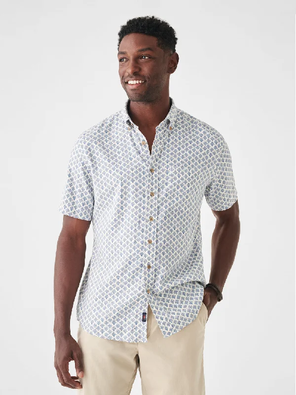 FAHERTY SHORT-SLEEVE BREEZE SHIRT IN WHITE WALL SCALLOP PRINT